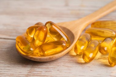 Beyaz zemin üzerinde EPA ve DHA izole edilmiş balık yağı Omega 3 kapsülleri vitamin.