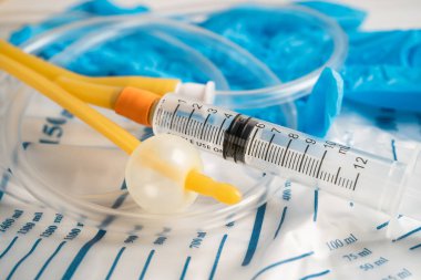 Özürlü ya da hastanede yatan hasta için idrar torbası takılı Foley idrar sondası.