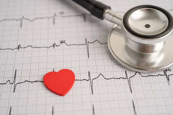 心红心 心脏病发作 心电图报告的听诊器 — 图库照片