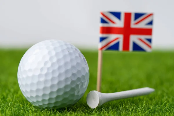 Golf Ball United Kingdom Flag Tee Green Lawn Grass Most — Stock Photo, Image