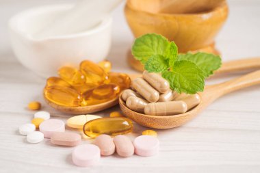 Alternatif ilaç bitkisel organik kapsül E omega 3 vitamini balık yağı, mineral, bitki yapraklı ilaç sağlıklı yaşam için doğal destek.