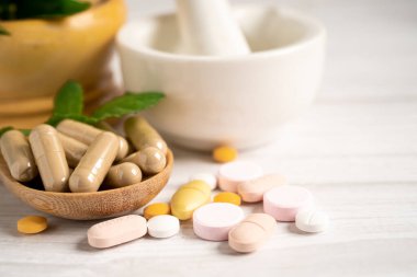 Alternatif ilaç bitkisel organik kapsül E omega 3 vitamini balık yağı, mineral, bitki yapraklı ilaç sağlıklı yaşam için doğal destek.