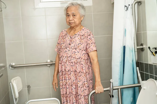 Asiático Idoso Mulher Paciente Uso Banheiro Alça Segurança Hospital Enfermagem — Fotografia de Stock