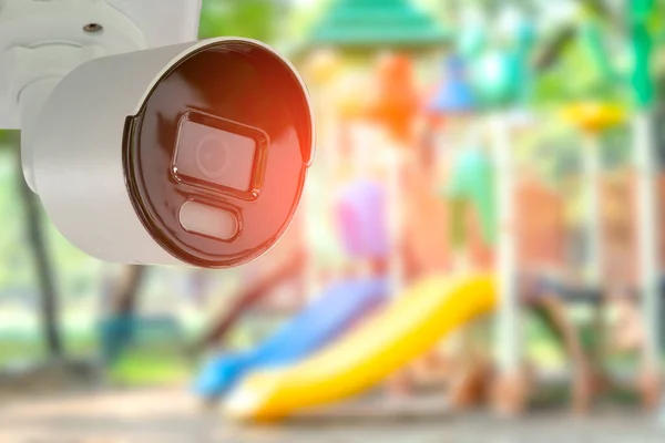 Cctv閉回路カメラ 子供のための幼稚園の学校の遊び場の屋外でのテレビ監視 セキュリティシステムの概念 — ストック写真