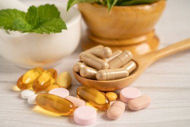 Alternatif ilaç bitkisel organik kapsül E omega 3 vitamini balık yağı, mineral, bitki yapraklı ilaç sağlıklı yaşam için doğal destek.