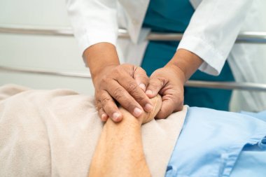 Doktor, hastayı kontrol etmek için steteskop kullanıyor. Hastanedeki bir yatağa uzanıyor. Sağlıklı, güçlü bir tıbbi konsept..
