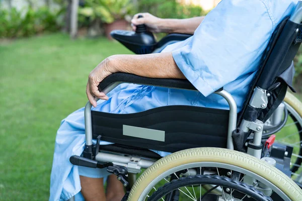 휠체어를 병원에서 조정을 의학적 개념을 아시아인 — 스톡 사진