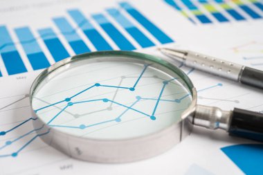 Grafik kağıdında büyüteç. Finansal kalkınma, Bankacılık Hesabı, İstatistikler, Yatırım Analitik Araştırma Veri Ekonomisi, İş Konsepti.