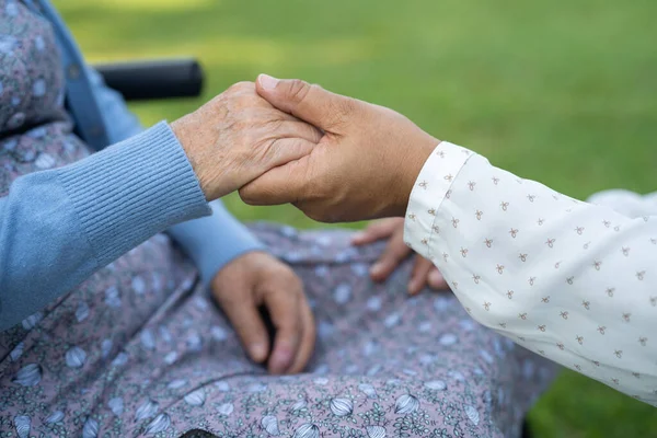 Opiekun Trzymający Ręce Azjatyckie Starsze Kobiety Pacjenta Miłości Opieki Zachęcać — Zdjęcie stockowe