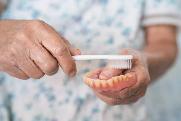Asiática Anciana Paciente Uso Cepillo Dientes Para Limpiar Parcial Dentadura — Foto de Stock