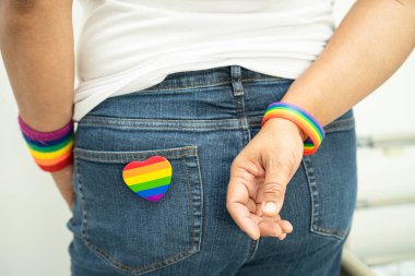 LGBT gökkuşağı renkli bayrak taşıyan kadın, lezbiyen, gey, biseksüel, transseksüel, insan hakları, hoşgörü ve barışın sembolü.