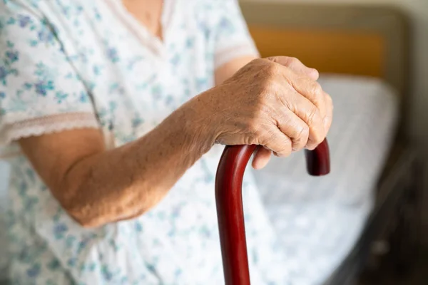 Aziatische Bejaarde Invaliditeit Vrouw Met Walvisstok Hout Riet Ronde Handvat — Stockfoto
