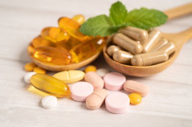 Alternatif ilaç bitkisel organik kapsül E omega 3 vitamini balık yağı, mineral, bitki yapraklı ilaç sağlıklı yaşam için doğal destek.