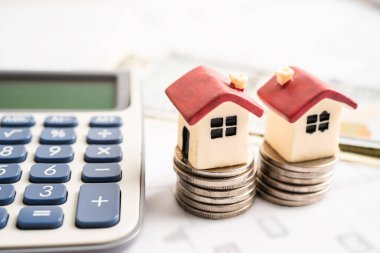 Hesap makineli bozuk paralar, ipotekli ev kredisi konsepti.