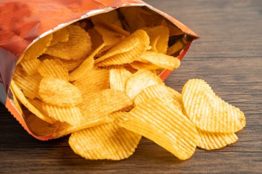 Patates cipsi, leziz BBQ baharatlı Crips için ince dilimlenmiş kızarmış abur cubur açık poşette fast food..
