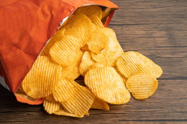 Patates cipsi, leziz BBQ baharatlı Crips için ince dilimlenmiş kızarmış abur cubur açık poşette fast food..
