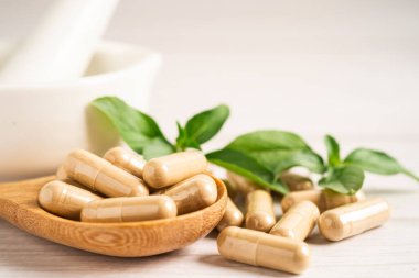 Alternatif ilaç bitkisel organik kapsül E omega 3 vitamini balık yağı, mineral, bitki yapraklı ilaç sağlıklı yaşam için doğal destek.