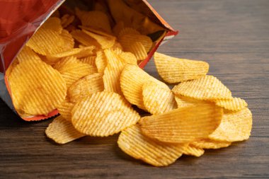 Patates cipsi, leziz BBQ baharatlı Crips için ince dilimlenmiş kızarmış abur cubur açık poşette fast food..