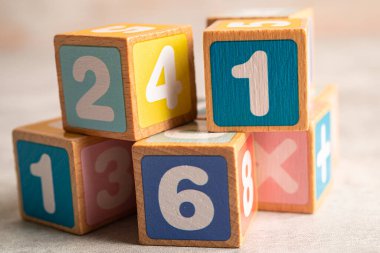 Matematik numarası renkli, eğitim eğitimi matematik öğrenme öğretim kavramı.