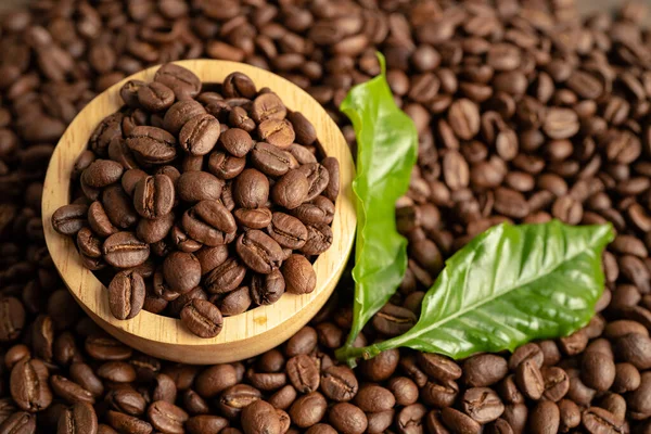 Kawa Brązowa Średnio Palona Świeżym Zielonym Liściem — Zdjęcie stockowe