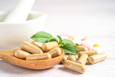 Alternatif ilaç bitkisel organik kapsül E omega 3 vitamini balık yağı, mineral, bitki yapraklı ilaç sağlıklı yaşam için doğal destek.