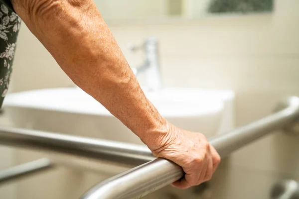 Ázsiai Idős Beteg Használni Fürdőszoba Fogantyú Biztonsági Ápolási Kórház Egészséges — Stock Fotó