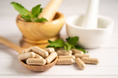 Alternatif ilaç bitkisel organik kapsül E omega 3 vitamini balık yağı, mineral, bitki yapraklı ilaç sağlıklı yaşam için doğal destek.