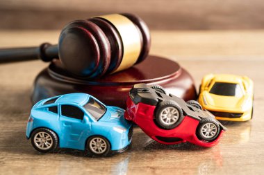 Bangkok, Tayland, 1 Ocak 2023 Çekiç tokmağı yargıcı araba kazası, sigorta sigortası davası.