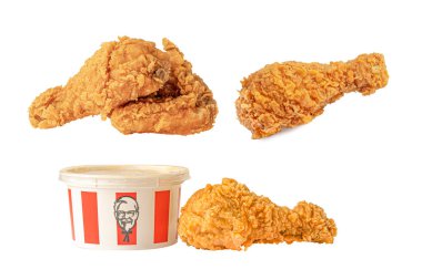 Bangkok, Tayland 01 Ağustos 2022 KFC Chicken, Kentucky Fried Chicken marka logolu, beyaz arka planda izole edilmiş fast food..