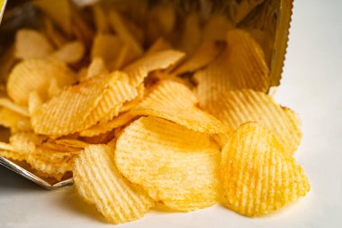Patates cipsi, leziz BBQ baharatlı Crips için ince dilimlenmiş kızarmış abur cubur açık poşette fast food..