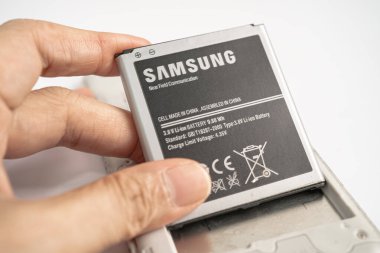 BANGKOK,THAILAND. MAYIS 12023 Smartphone SAMSUNG için tamir ve pil yerleştirme teknisyeni.