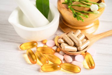 Alternatif ilaç bitkisel organik kapsül E omega 3 vitamini balık yağı, mineral, bitki yapraklı ilaç sağlıklı yaşam için doğal destek.