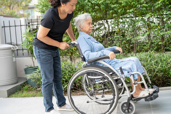 휠체어에 병원에서 경련을 일으키는 아시아 의고등 부인의 — 스톡 사진