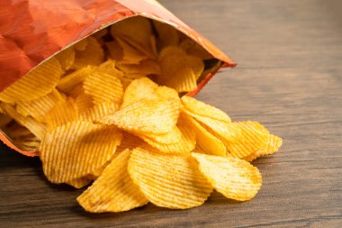 Patates cipsi, leziz BBQ baharatlı Crips için ince dilimlenmiş kızarmış abur cubur açık poşette fast food..