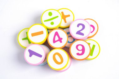 Beyaz arka planda renkli matematik sayısı, eğitim eğitimi matematik öğrenimi öğretim kavramı.