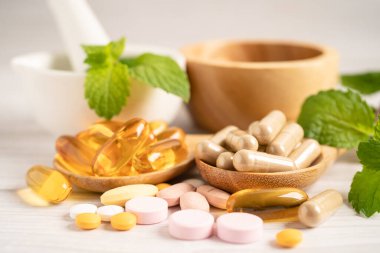 Alternatif ilaç bitkisel organik kapsül E omega 3 vitamini balık yağı, mineral, bitki yapraklı ilaç sağlıklı yaşam için doğal destek.