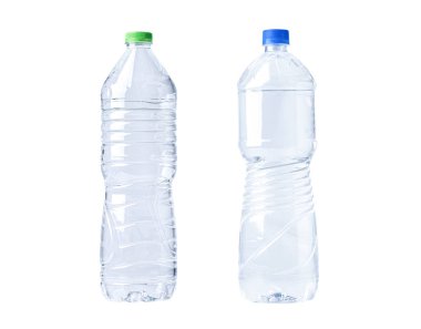 Beyaz arka planda izole edilmiş plastik su şişesi..