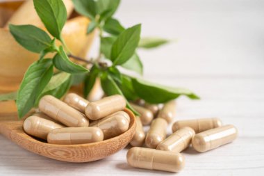 Alternatif ilaç bitkisel organik kapsül E omega 3 vitamini balık yağı, mineral, bitki yapraklı ilaç sağlıklı yaşam için doğal destek.