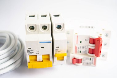 Beyaz arkaplandaki otomatik devre kesici, elektrik güç sistemini kontrol et ve koru.