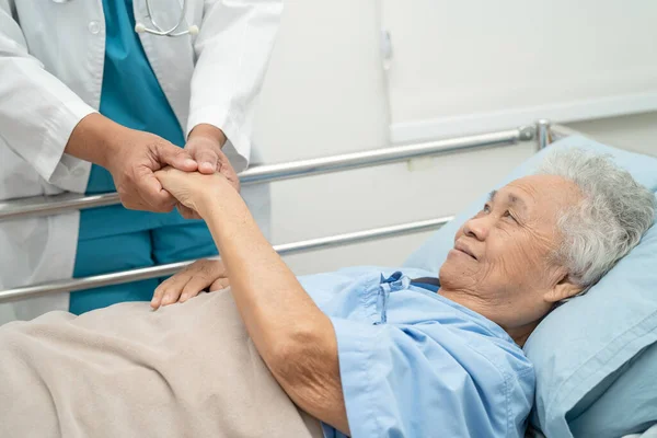 Doctor Using Stethoscope Checking Patient Lie Bed Hospital Healthy Strong — Stock Photo, Image