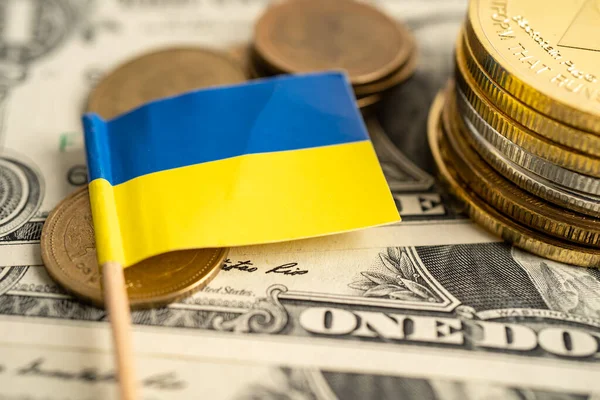 堆放有乌克兰国旗和美元钞票的硬币 — 图库照片