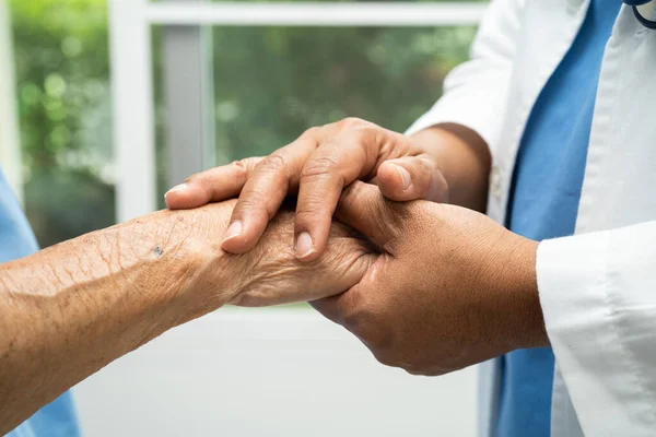 Cuidador Mãos Dadas Mulher Idosa Asiática Paciente Com Amor Cuidado — Fotografia de Stock