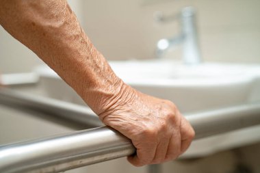 Asyalı yaşlı kadın hasta, hemşire hastanesinde tuvalet temizliği yapıyor. Sağlıklı ve güçlü bir tıbbi konsept..