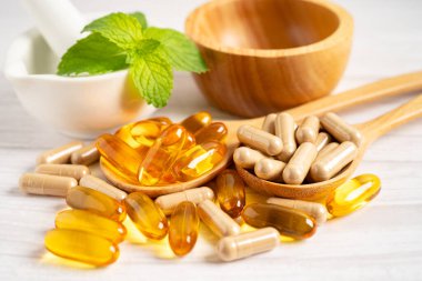 Alternatif ilaç bitkisel organik kapsül E omega 3 vitamini balık yağı, mineral, bitki yapraklı ilaç sağlıklı yaşam için doğal destek.