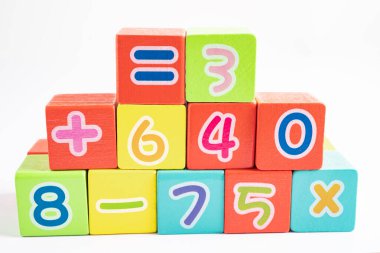 Beyaz arka planda renkli matematik sayısı, eğitim eğitimi matematik öğrenimi öğretim kavramı.