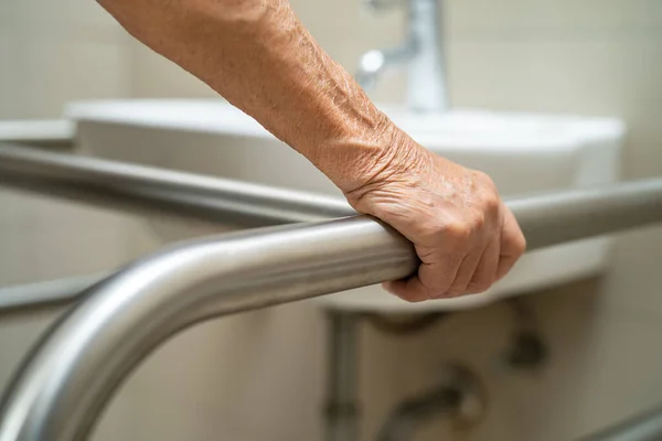 Aziatisch Oudere Vrouw Patiënt Gebruik Toilet Badkamer Handvat Veiligheid Verpleegkundig — Stockfoto