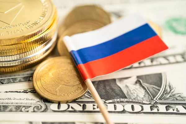 Пачка Монет Флагом России Банкнотами Долларах Сша — стоковое фото