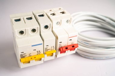 Beyaz arkaplandaki otomatik devre kesici, elektrik güç sistemini kontrol et ve koru.