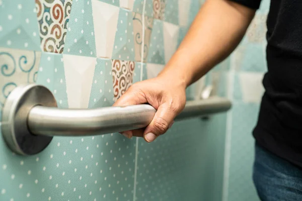 Asyalı Yaşlı Kadın Tuvalette Tuvalet Tutacağı Kullanıyor Sağlıklı Güçlü Tıbbi — Stok fotoğraf
