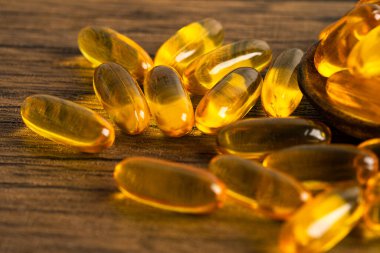 Beyaz zemin üzerinde EPA ve DHA izole edilmiş balık yağı Omega 3 kapsülleri vitamin.